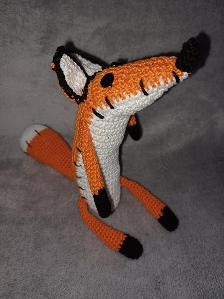 Háčkovaná líška, 