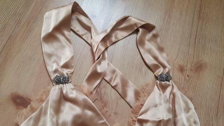 Zlaté spoločenské šaty, 34