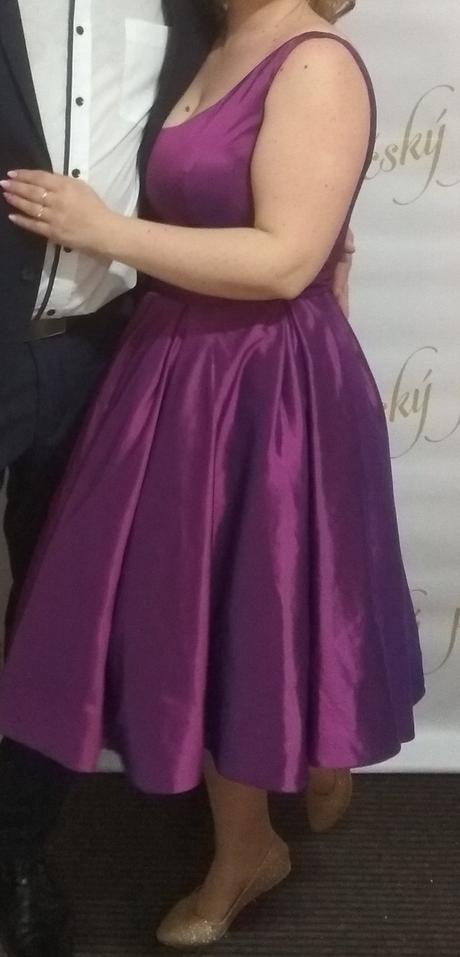 Saténové šaty, 42