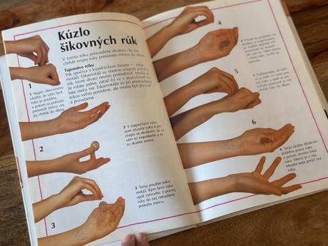 Abrakadabra triky s kartami a kúzla a čary,