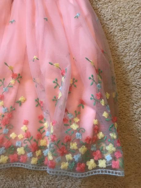 Vyšívané šaty, 122