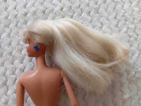 Retro barbie s náušnicami, 