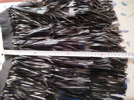 Čierna sukňa so strapcami, 128