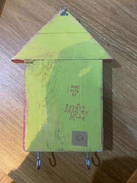 Ručne robený drevený držiak na kľúče, 