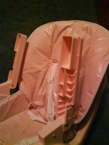 Nepouzívaná jedálenská stolicka,