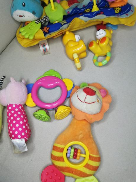 Sada hračiek rôznych značiek, 