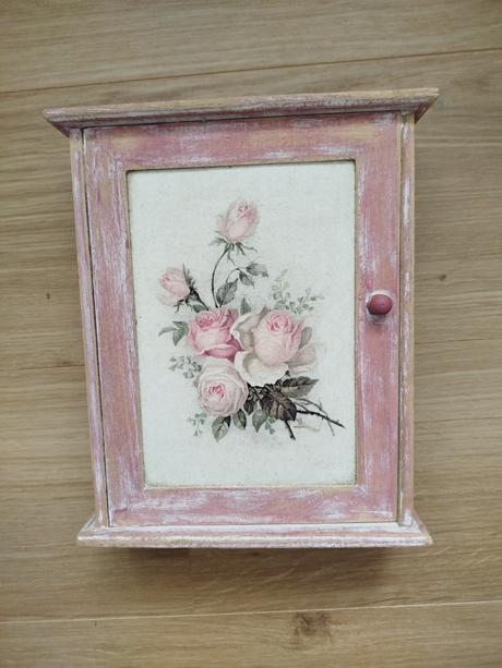 Nábytok - skrinka na kľúče,