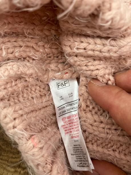 Ciapka s brmbolcami, f&f,104