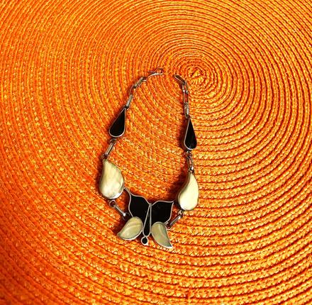 Zaujímavý perleťový náramok,