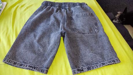 Šedé kraťasy, 140