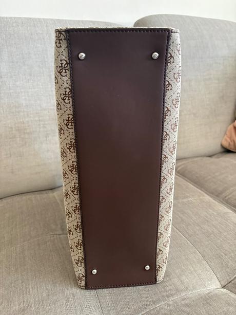 Kabelka guess, guess