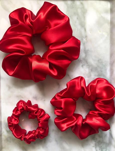 Saténová gumička scrunchie červená, 