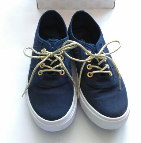 Tmavomodré plátenky so zlatými šnurkami, 35