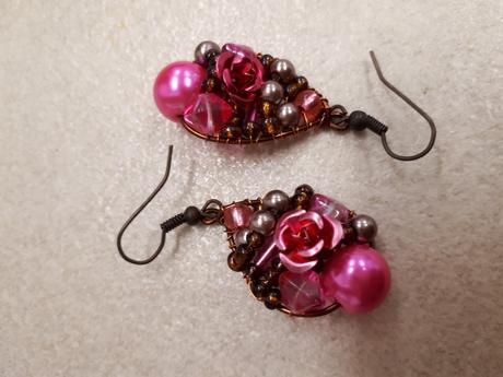 Krásne naušnice z korálok a drôtika, 