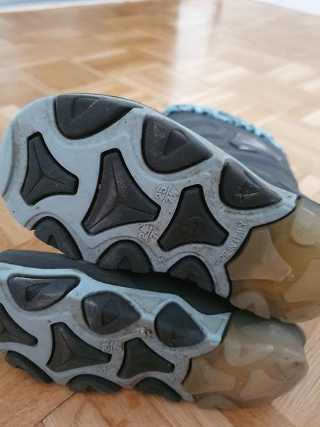 Gumáky blikajúce, 24