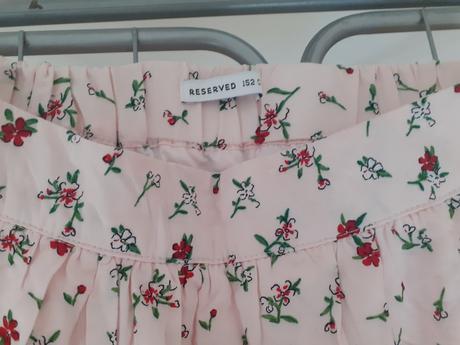 Dievcenska sukna s cervenymi kvetmi, reserved,152