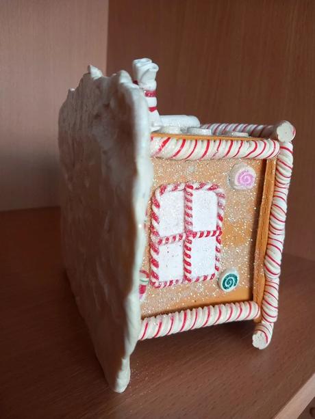 Stará dekoračná perníková chalúpka po rodičoch,