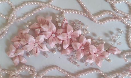 Saténové ľalie v korálkovom objatí, 