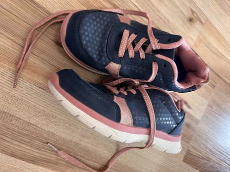 Dievčenské tenisky, 33