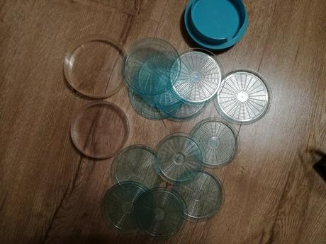 Plastovy prakticky zasobnik taciciek,