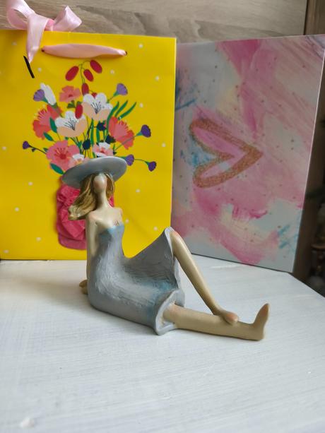 Dekorácia sediaca dáma, 