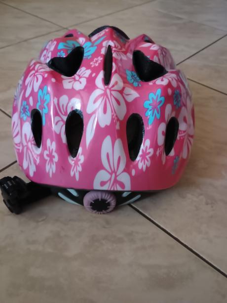 Dievčenská prilba, l