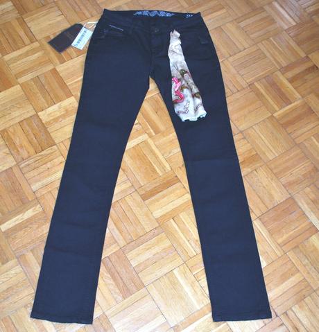 Dámske čierne štýlové džínsy, s