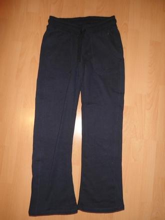 Tmavomodre teplaky, s.a.m.,s