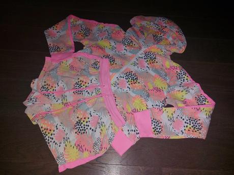 Uzasny farebny letny kompletik mikinky a krataskov, reserved,158