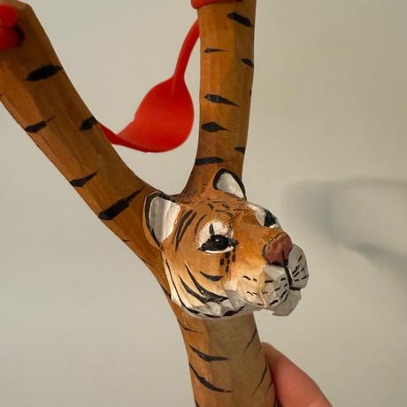 Vyrezávaný prak tiger, 