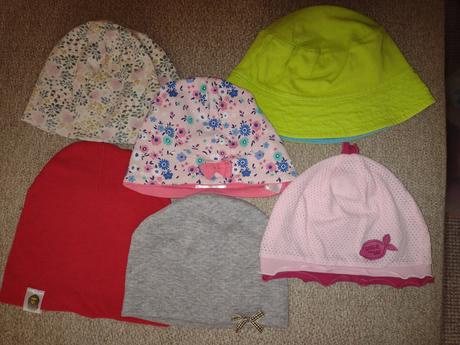 Čiapočky a obojstranný klobúk, 62