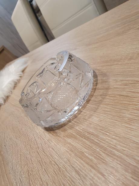 Kryštálový popolník,