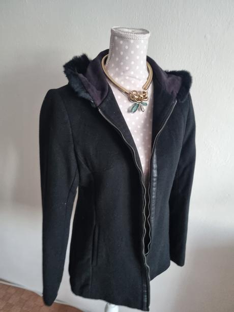 Čierny krátky flaušový kabát s kapucňou veľ. m, m