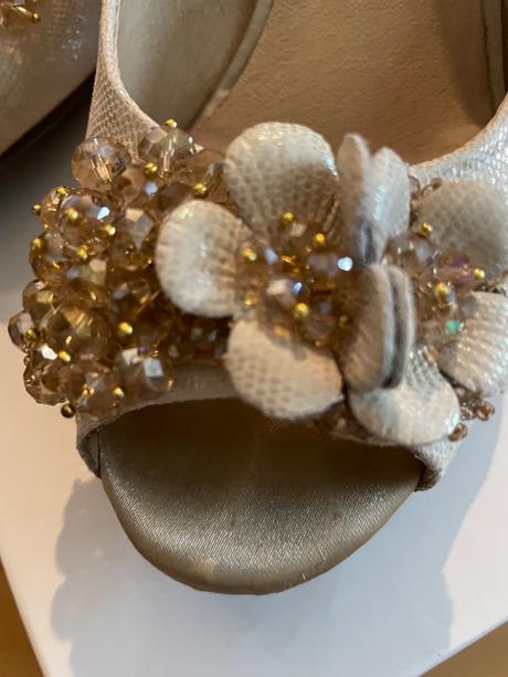 Extravagantné topánky, 37