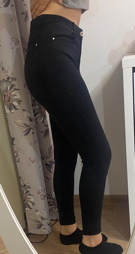 Čierne rifle s vysokým pásom, 36