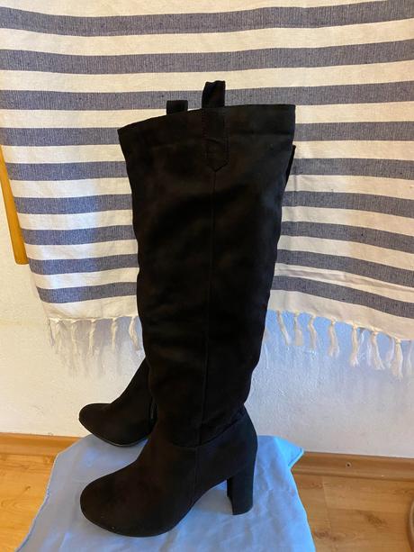 Predám dámske čižmy veľ. 37 aj na širšie lýtko, 37
