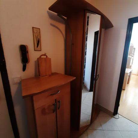 Predsieňová skriňa so zrkadlom, 