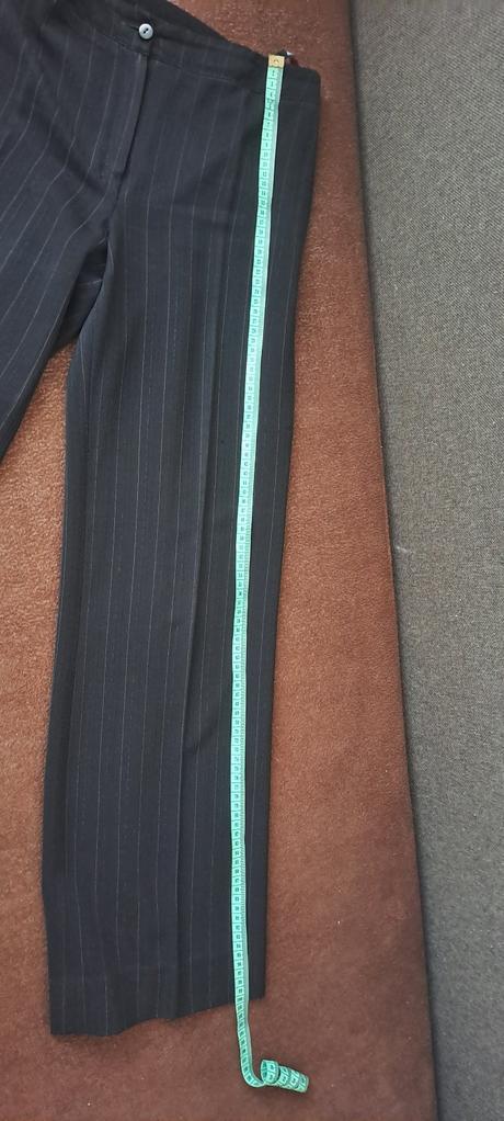 Nohavicový kostým, 36