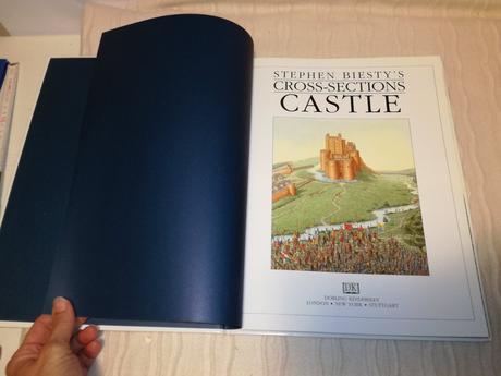 Stephen biesty's cross-sections castle  su22, 