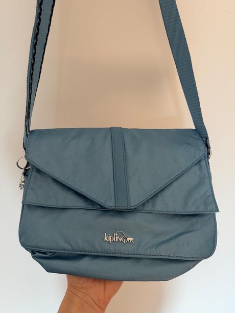 Kipling ..bledomodra kabelka..super stav, kipling