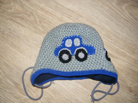 Podšitá háčkovaná čiapka s autíčkom - top stav , 86