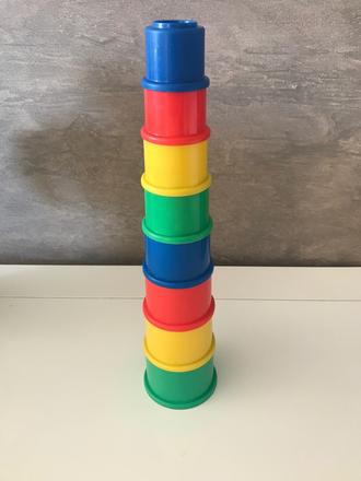 Veža z plastových pohárikov,