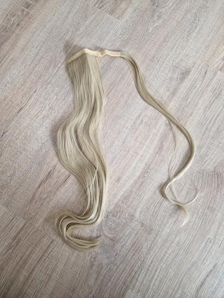Zvlnený blond cop, príčesok, 65 cm,
