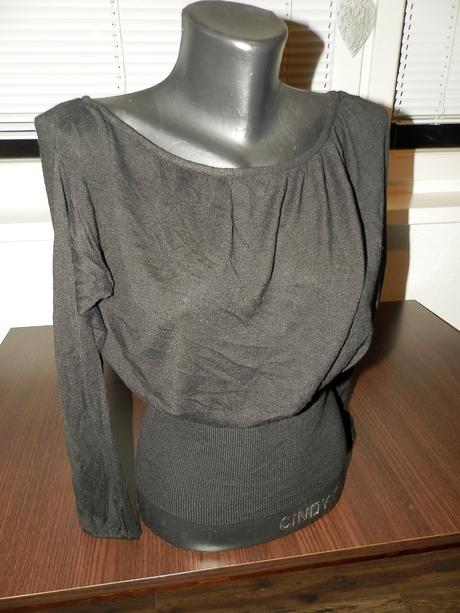 Čierny tenký zaujímavý svetrík s, s