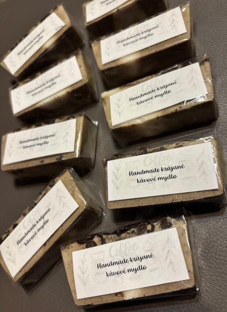 Handmade krájané peelingové kávové mydlo,
