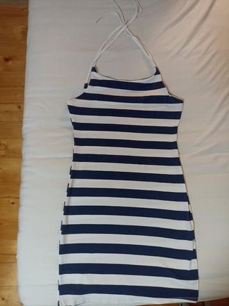 Krátke šaty s tmavomodrými a bielymi pásikmi, s