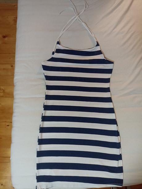 Krátke šaty s tmavomodrými a bielymi pásikmi, s