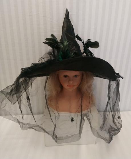 Čarodejnícky klobúk ruža, perie, závoj s pavúčikmi,