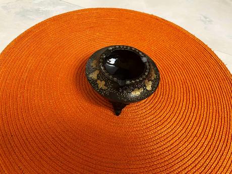 Starožitný tepaný popolník na nožičkách,