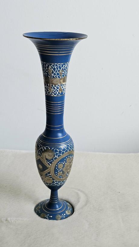 Elegantná modrá kovová váza s orientálnym vzorom,, 